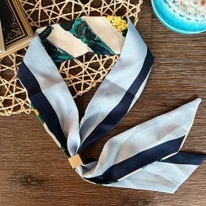 Double-side scarf with adjustable buckle